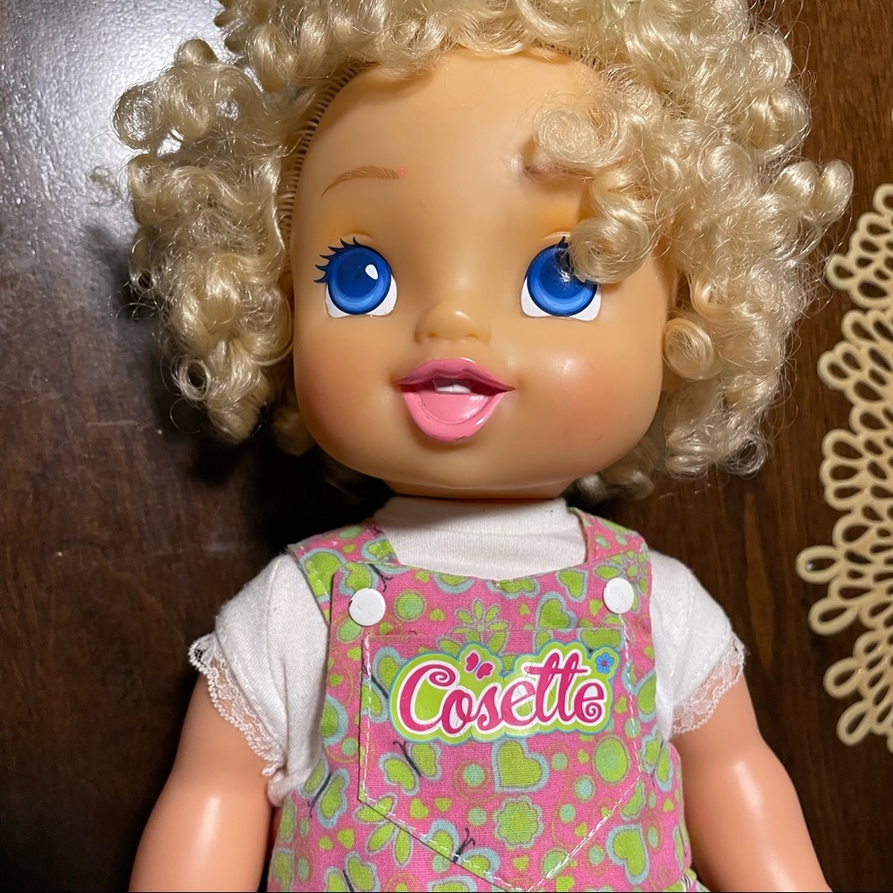 Muñeca /Doll Cosette- Gatea y Hable /Crawls and Talks ( Spanish)